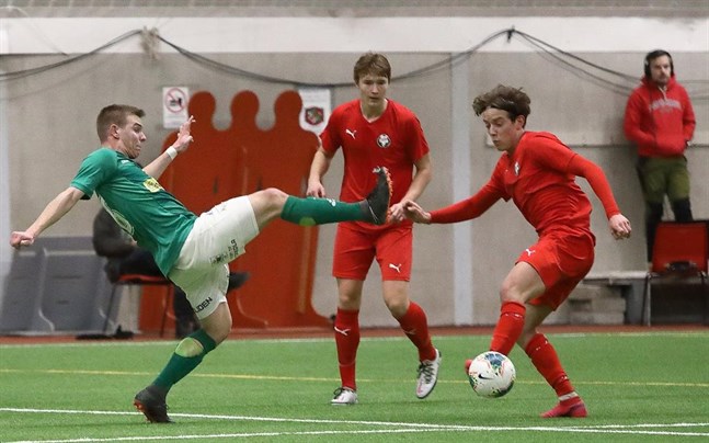 Adam Vidjeskog i KPV kommer in med dobbarna före mot Benjamkn Östman i Jaro. Sebastian Huldén i bakgrunden.