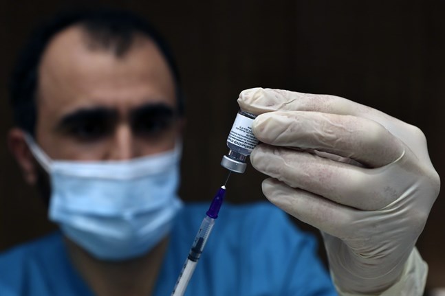 En israelisk studie visar en 94-procentig minskning av symtomatisk covid-19 bland 600 000 israeler som fått Pfizer-Biontechs vaccin. Arkivbild.