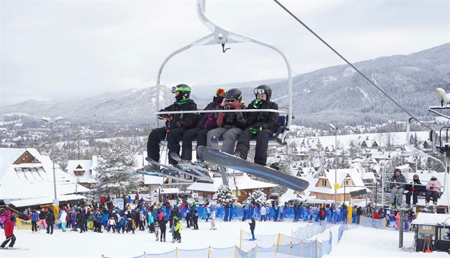 Människor flockades på Polens skidanläggningar i helgen när reglerna lättades, som här i Zakopane i Tatrabergen.