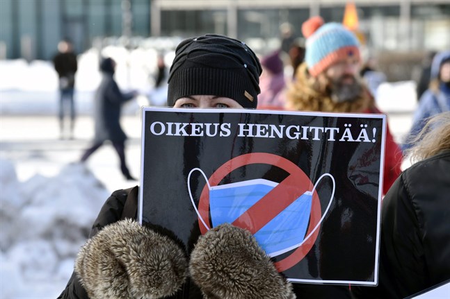 Under söndagen samlades flera dussin personer i Helsingfors för att demonstrera mot coronarestriktionerna.