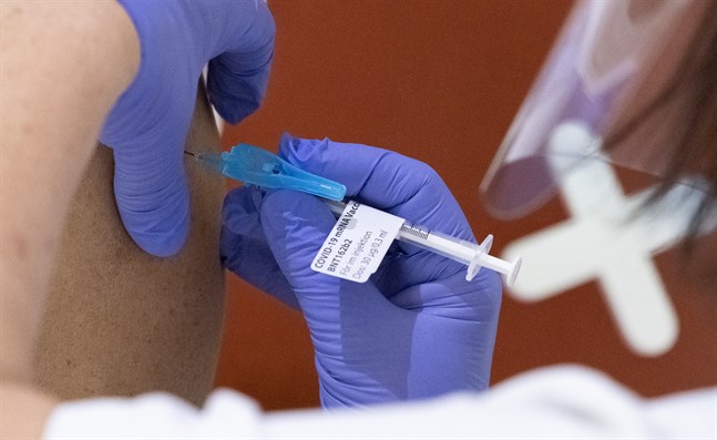 "De här uppdaterade vaccinen kan nog komma efter sommaren", säger svenske vaccinsamordnaren Richard Bergström. Arkivbild.