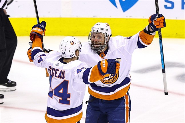 Samarbetet mellan Leo Komarov (till höger) och centern Jean-Gabriel Pageau ledde till två fullträffar för New York Islanders mot Boston Bruins.