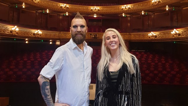 Rickard Söderberg och Peg Parnevik i "Hjälp! Jag ska gå på opera".