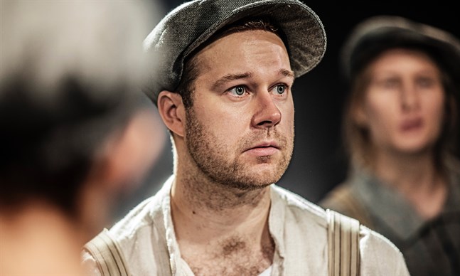 Väinö Linnas "Päämäärä" utspelar sig under förra århundradet, men berättar något om hur vi lever i dag. På Karleby stadsteater axlar Niko Karjalainen rollen som den fattige, men ambitiöse Valte Mäkinen.