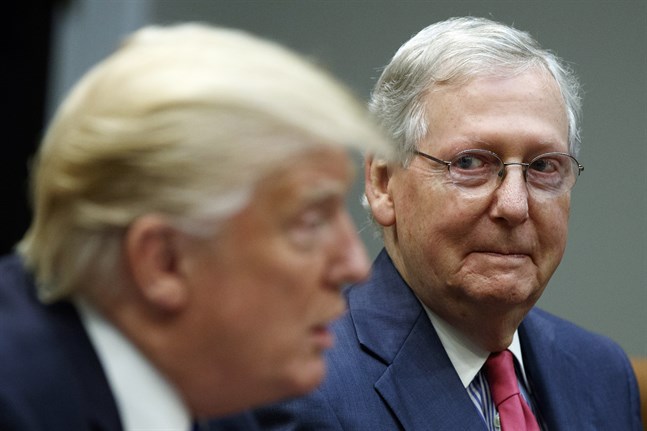 Senatens dåvarande republikanske majoritetsledare Mitch McConnell (till höger) och president Donald Trump, fotograferade 2017.
