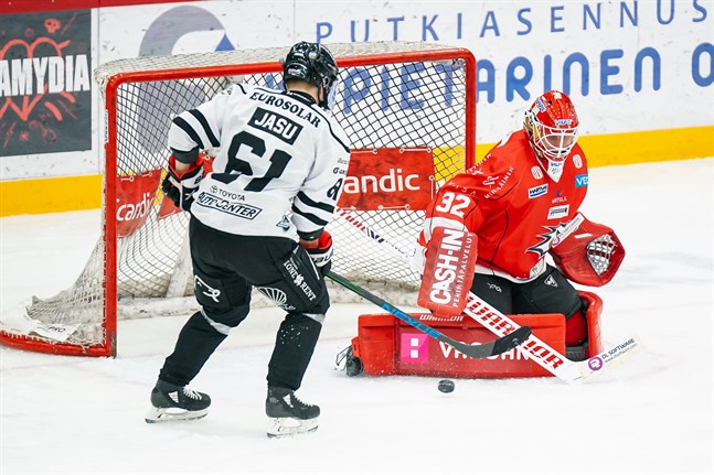 22 räddningar blev det totalt av Niko Hovinen. Här är det centern Juhani Jasu som tvingas se sig besegrad av Sports målvakt.