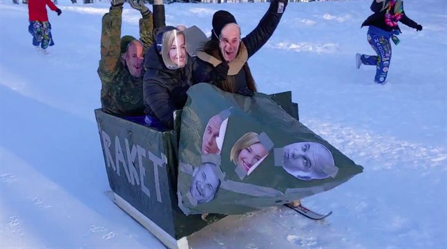 "Vi drar till fjällen, fest hela kvällen", sjunger ämnesföreningen Katharsis.