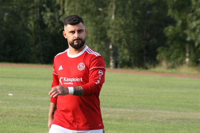 Bekir Kadic har skrivit på för Kaskö IK. Tränaren Johan Bärnlund hoppas på att anfallaren ska vara i bättre fysisk form nu än under förra säsongen.