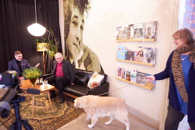 – Nämen hej, det är ju en hund, utbrister Thomas Lundin när Carita Päivärinta kommer in med sin Hope. I soffan sitter redan biskop Bo-Göran Åstrand.