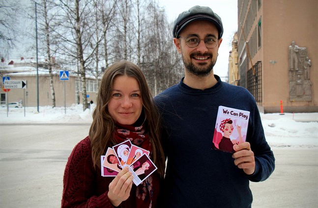 Julia Johansson och Albert Pinilla vill producera ett spel som sätter fokus på kvinnor i historien. "We can play" har inspirerats av det österbottniska spelet "På radin".