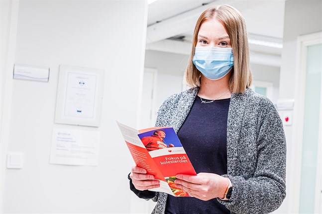 Noviastuderande Micaela West gör nu sin praktik vid Työplus i Nykarleby. Hon säger att personalen på praktikplatserna varit flexibel och öppen även om omständigheterna har skapat utmaningar och verksamheten har sett annorlunda ut.