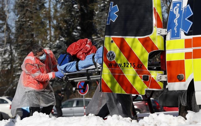 En covid-19-sjuk patient transporteras med ambulans i Cheb i Tjeckien.