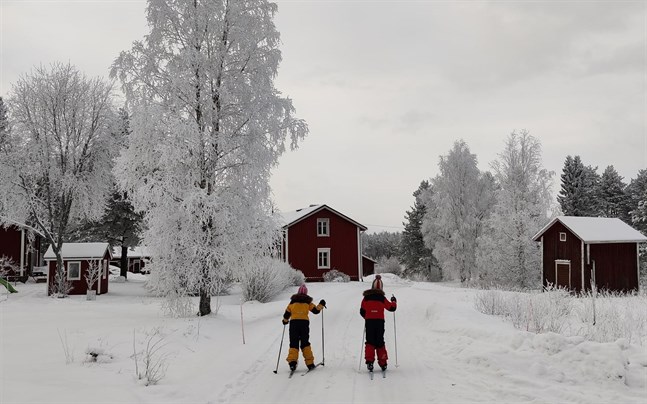 Norrgårdsvägen i Nämpnäs fungerar utmärkt som skidspår, tycker syskonen Melina och Casper Sjöström.