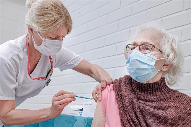 89-åriga Dagny Vilkas har väntat på vaccinet. På torsdagen var det äntligen dags för första dosen. Enligt hälsovårdare Irene Nygård har vaccineringarna hittills förlöpt smidigt.