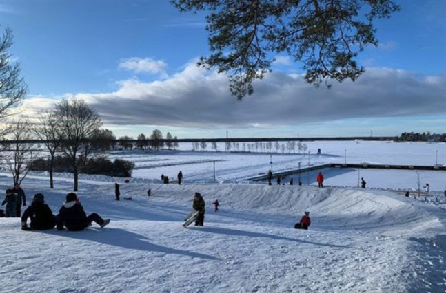 En snövall ska öka säkerheten i pulkabacken.