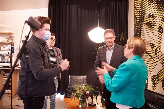 Två av gästerna i Thomas Lundins soffa är Patrick Ragnäs och Ulla-Maj Wideroos.