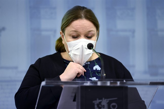 "Om en person vägrar att delta i en hälsokontroll kan man enligt lagförslaget dömas till böter eller fängelse för hälsoskyddsförseelse i högst tre månader", säger familje- och omsorgsminister Krista Kiuru (SDP).