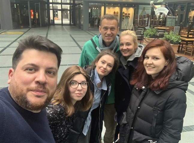 Leonid Volkov, längst fram till vänster, på en selfie tillsammans med den nu fängslade ryske oppositionspolitikern Aleksej Navalnyj och hans hustru Julia inför Navalnyjs återvändande till Moskva i januari. På söndag möter Volkov en rad EU-utrikesministrar i Bryssel. Arkivfoto.