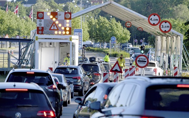 Intensiv trafik vid en av gränsövergångarna mellan Danmark och Flensburg i Tyskland. Nu stänger Danmark flera gränsövergångar mot Flensburg på grund av ökad smittspridning. Arkivbild från juni 2020.