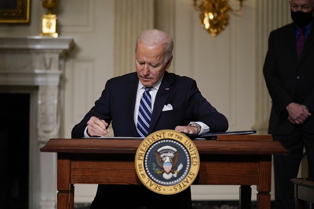 President Joe Biden skriver under en presidentorder som rör klimatförändringarna. Arkivbild.
