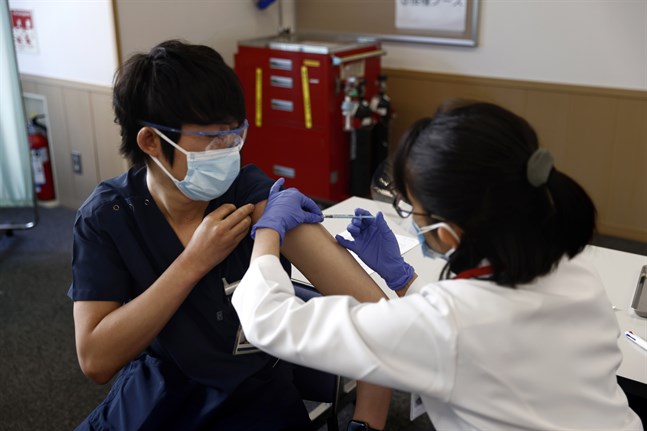 Tidigare i veckan inleddes vaccinering mot covid-19 i Japan.