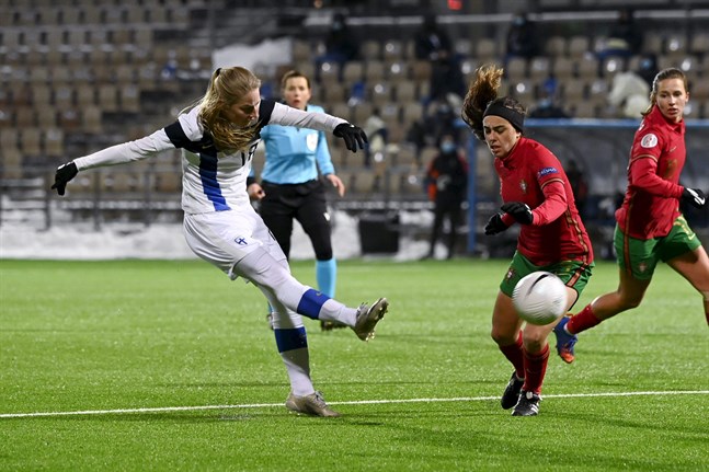 90+3 står det på matchuret när Linda Sällström drar till med en lobb som tar Finland till EM 2022.