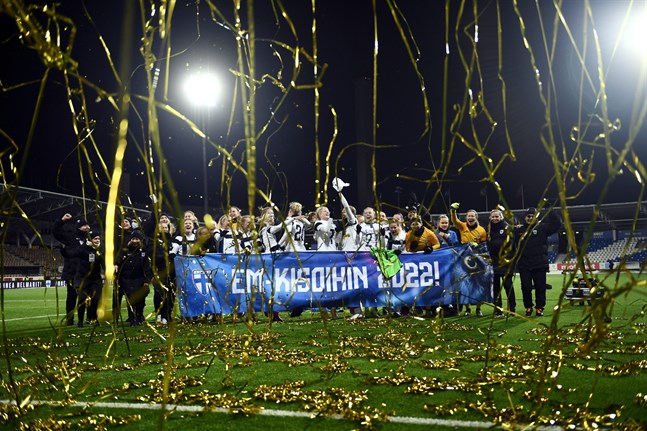 Guldjubel och konfetti. Finland är i EM 2022!