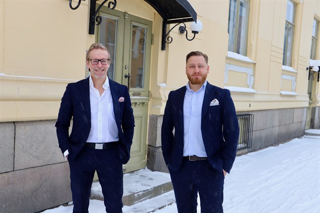 Ulf Nylund, vd på Vasa Andelsbank, är trots allt nöjd med fjolårsresultatet, fast det sjönk från året innan. Lasse Mäkynen leder numera företagssektorn. Han är också med i finansieringsledningen och ledningsgruppen.