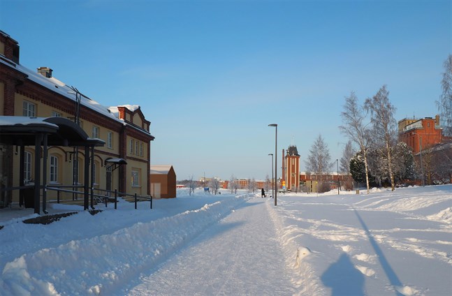 Servicebyggnaden i förhållande till Kuntsis museum.