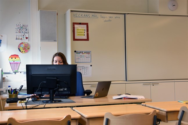 Enligt lärarförbunden i Sverige och Finland kan lärare inte ersättas av onlineutbildning. Därtill är tillgången på digitala verktyg inte rättvis.