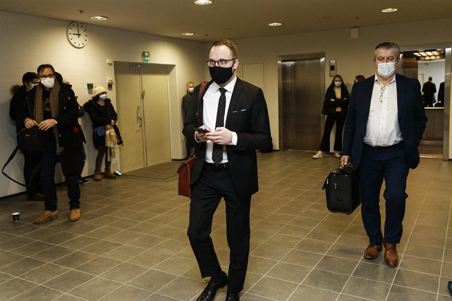 Advokaterna Seppo Heikkilä (till höger) och Dani Palviainen (i mitten) på väg till fredagens behandling av Forsbyfallet där tre 16-åriga pojkar står åtalade för mordet på sin jämnårige kompis.
