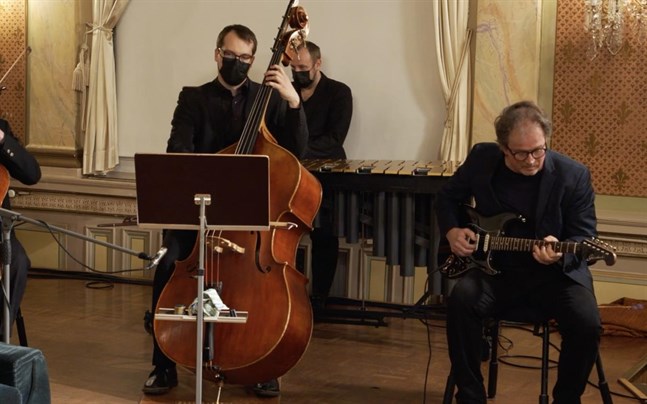 Kjell Westö (till höger) spelade även gitarr tillsammans med Vasa stadsorkestern. Oskar Hanhikoski är kontrabasist i stadsorkestern.