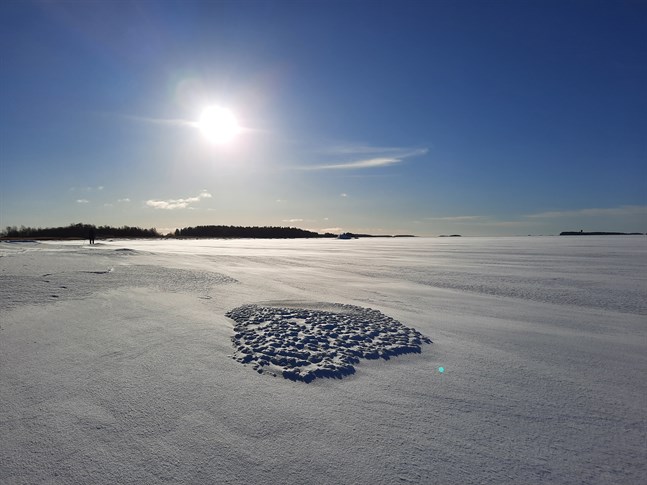 Före man går ut på isen bör man alltid ta reda på dess skick, hälsar räddningsverket.