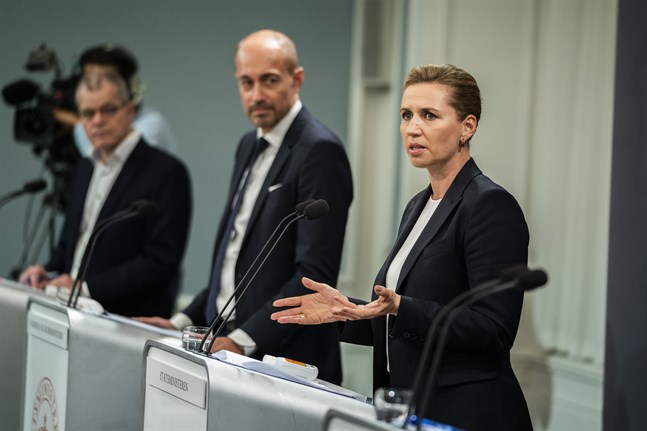 Danmarks regering antyder att virusrestriktionerna är på väg att mildras. På onsdag kommer besked från hälsominister Magnus Heunicke (i mitten bredvid statsminister Mette Frederiksen). Arkivbild.