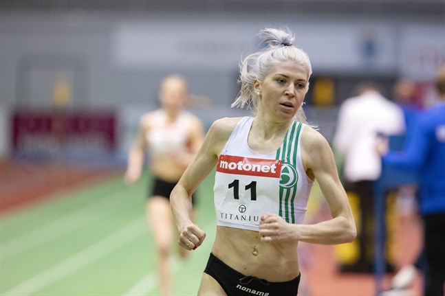 Sara Kuivisto har aldrig varit i så bra form som nu – hon krossar rekord på rekord och gjorde så även på inomhus-FM i Jyväskylä. I bakgrunden syns Nathalie Blomqvist som tog FM-silver.