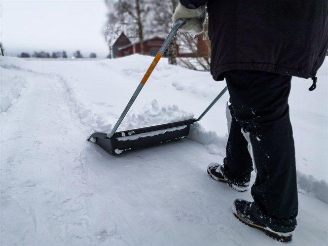 Det har kommit omkring 15 centimeter med snö i Österbotten sedan fredagen och mer är på kommande.