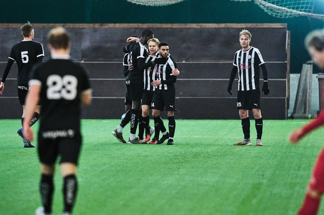 Aleksi Pahkasalo, i mitten, satte 1–0-målet i 37:e minuten.