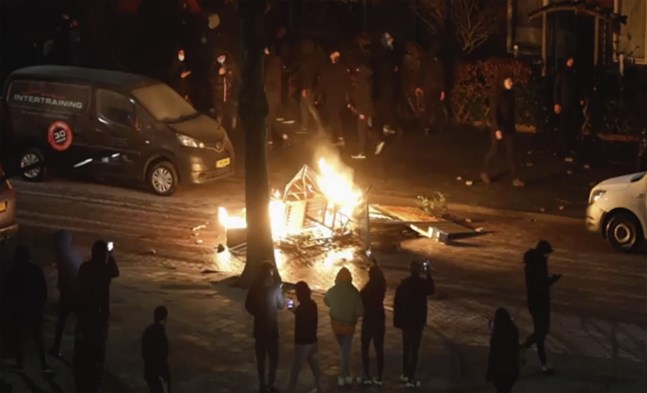Det nattliga utegångsförbudet i Nederländerna som infördes i slutet av januari för att bromsa smittspridningen har väckt våldsamma protester. Arkivbild.