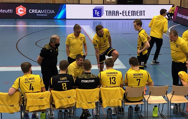 Här är Tiikerit på time-out mot VaLePa, men nu behöver Karlebyföreningen också extra tid utanför plan för att reda upp sin ekonomi.