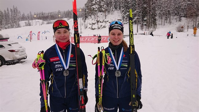 Felicia Krook (till vänster) och Frida Häggkvist tog FM-silver i lagsprinten i Jyväskylä på lördagen.