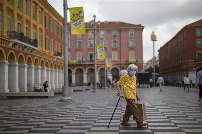 En kvinna med ansiktsmask vid Place Masséna i Nice. Smittspridningen i staden har skjutit fart. Arkivbild