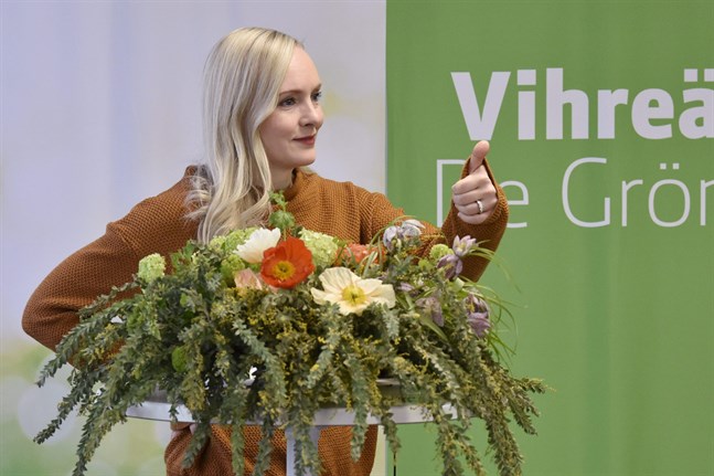Maria Ohisalo, ordförande för De gröna, säger att alla kommuner borde bli koldioxidneutrala senast på 2030-talet.