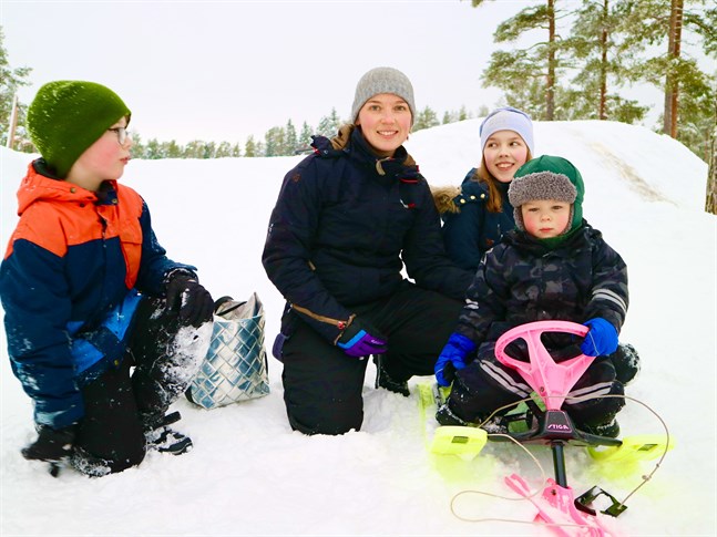 Liam, Annika, Moa och Leo Byggmästar trivs i pulkabacken, men tycker att man kan ta vara på vintern inomhus också.