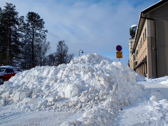 Snöröjningen löper på bra, anser Matias Knuts, arbetsledare på Alerte i Jakobstad. Men han poängterar att det kommer att ta tid att forsla bort all snö.