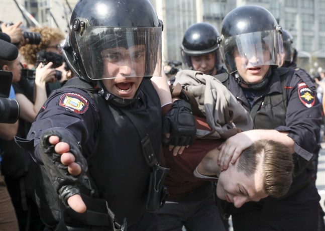 Rysk polis tar i mot demonstranter i Moskva. Agerandet mot oppositionsledaren Aleksej Navalnyjs anhängare har väckt protester i EU. Arkivfoto.