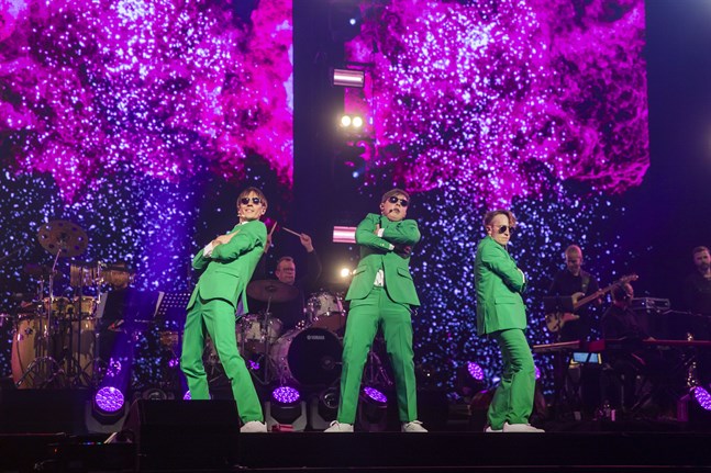 Så här såg det ut då KAJ firade 10-årsjubileum med show i Botniahallen. I sommar showar humorgruppen på Vasa Festivals utescen i Inre hamnen.