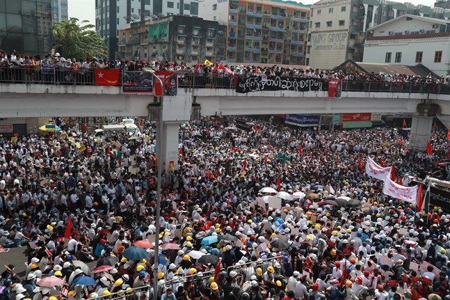 Omfattande demonstrationer i Rangoon (Yangon) på måndagen.