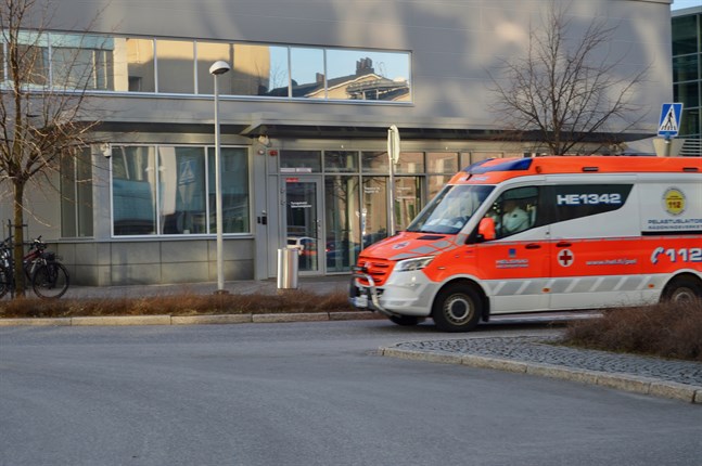 Våldet mot personal inom den prehospitala akutsjukvården utförs ofta av berusade patienter antingen i ambulansen, hemma hos patienten eller utomhus, uppger Kommunförbundet.