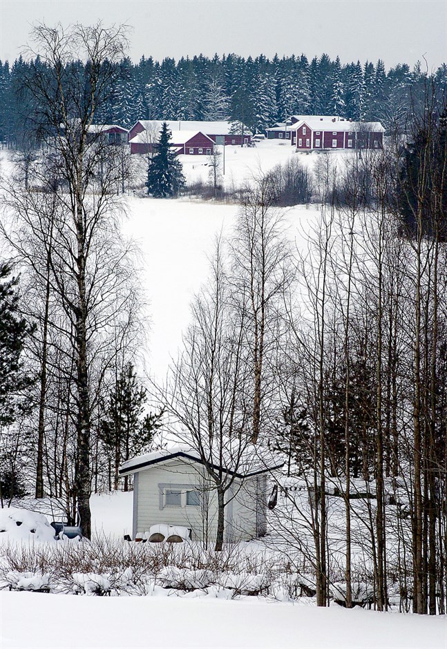 Terrängen i Terjärv är kuperad och därför tillåts både fast bosättning högre upp och fritidshus nära stränderna. Bilden är från Kaitsjön.