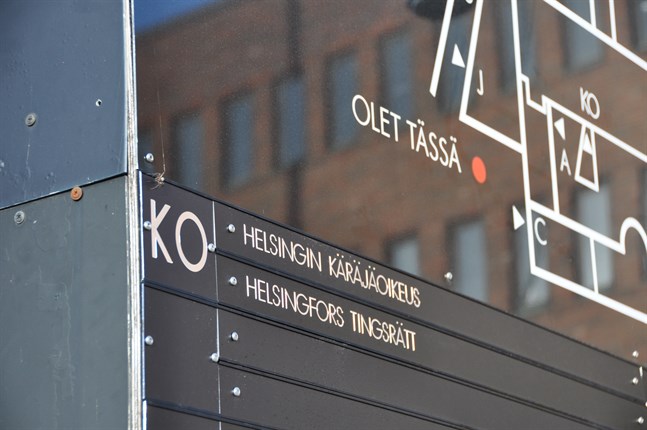 Helsingfors tingsrätt gav på tisdagen sin dom i fallet där en man född 2001 knivhöggs till döds i Vallgård i oktober i fjol.
